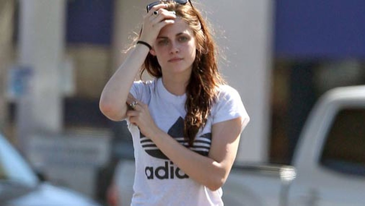 Kristen Stewart har isolerat sig – hon lever på Red Bull, chips och cigaretter och vågar inte visa sig ute. 