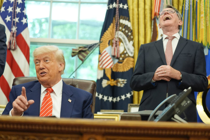 USA:s president Donald Trump tillsammans med dåvarande brittiske USA-ambassadören Peter Mandelson i Vita huset i maj.