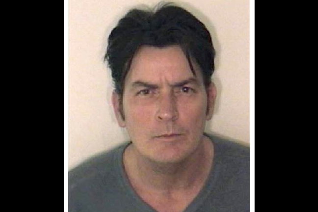 Händelsen som inledde förfallet. December 2009 greps Charlie Sheen misstänkt för att ha hotat sin dåvarande fru med kniv. Sen gick det snabb. Uppför eller nedför, beroende på hur man ser på det. Händelsen som inledde förfallet. December 2009 greps Charlie Sheen misstänkt för att ha hotat sin dåvarande fru med kniv. Sen gick det snabb. Uppför eller nedför, beroende på hur man ser på det.