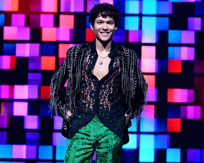 Omar Rudberg tävlar med låten 'Moving like that'.