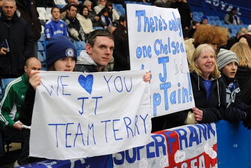 Lagkaptenen är fortsatt populär på Stamford Bridge.