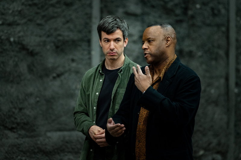 Nathan Fielder (tv) förbereder människor inför svåra livsbeslut och möten genom att bygga upp enorma kulisser och köra avancerade simuleringar. Pressbild.