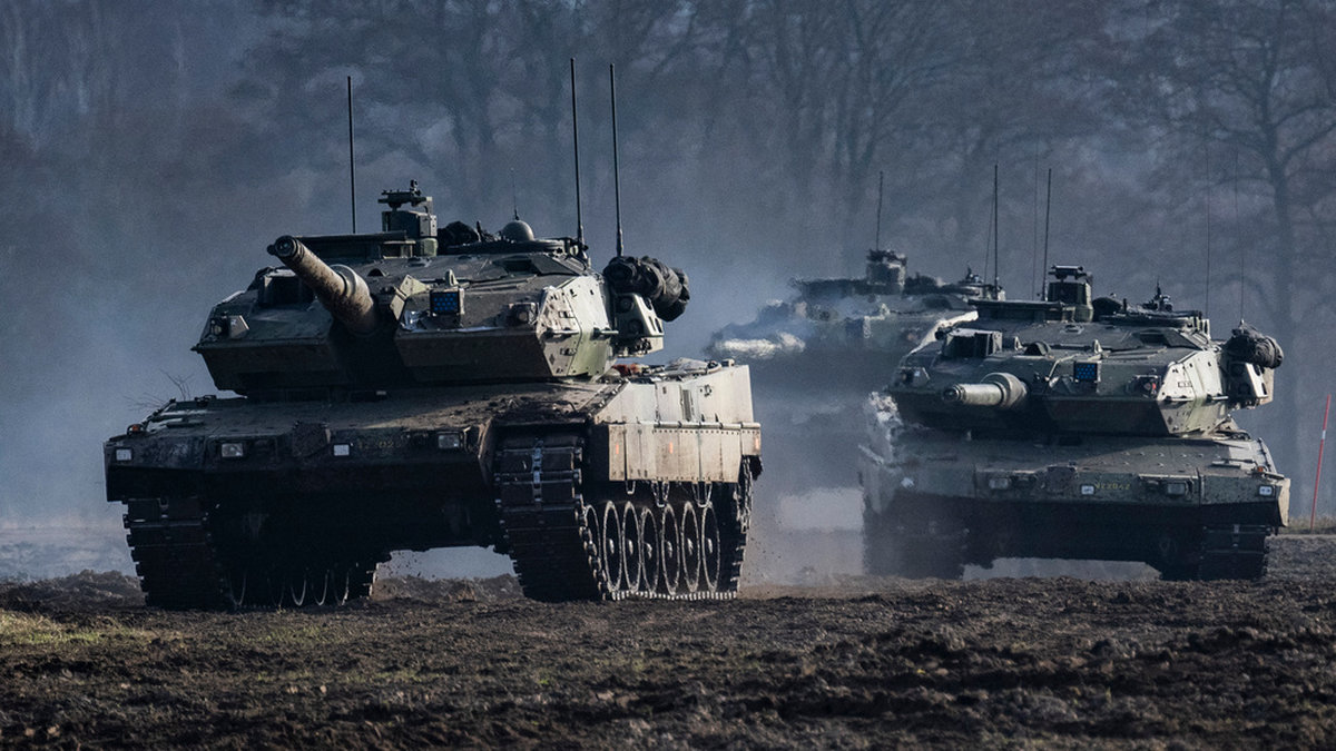 Stridsvagn 122 Leopard under framryckning. Arkivbild.