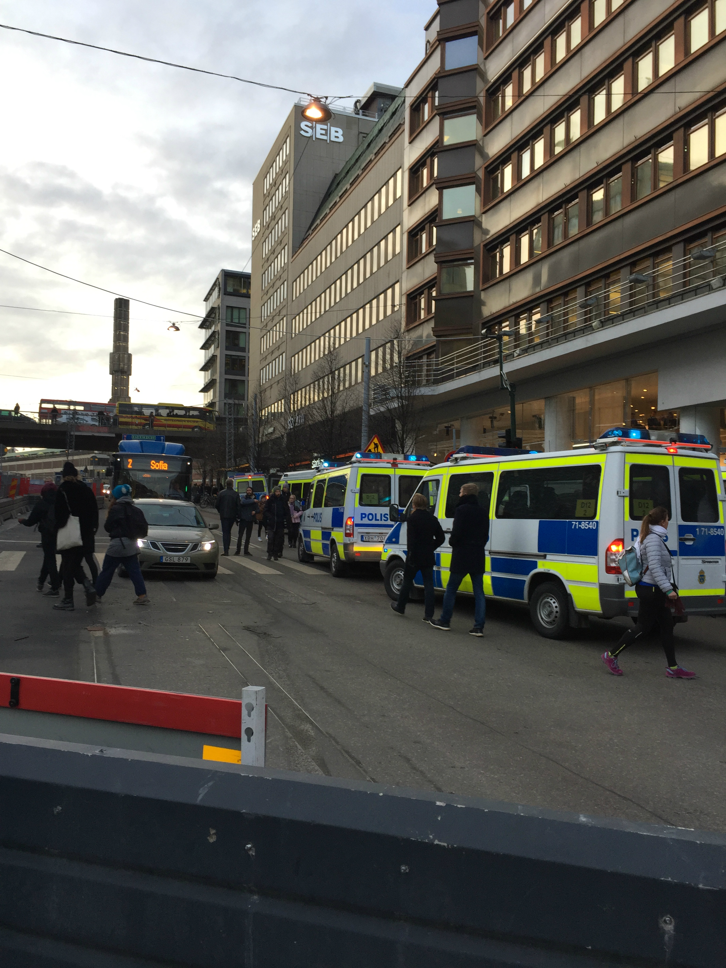 Polisen höll till en längre stund vid Regeringsgatan i Stockholm. Polisen höll till en längre stund vid Regeringsgatan i Stockholm.