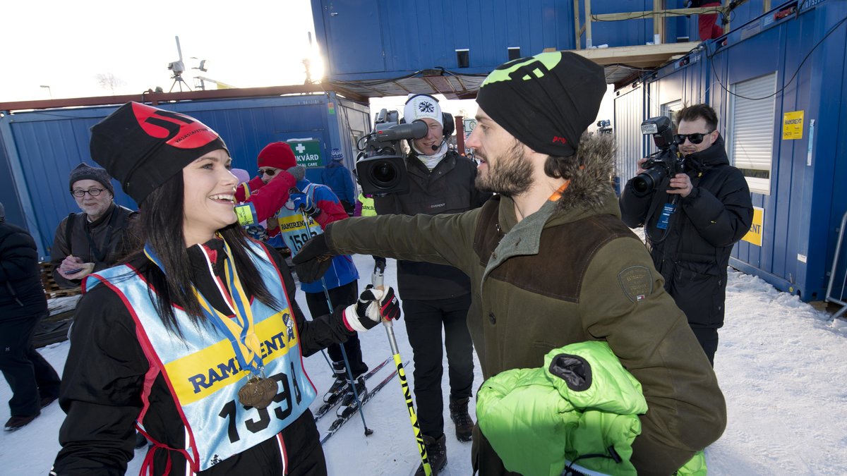 Sofia Hellqvist och Prins Carl Philip kommenterade bröllopsbråket efter lite skidåkning.