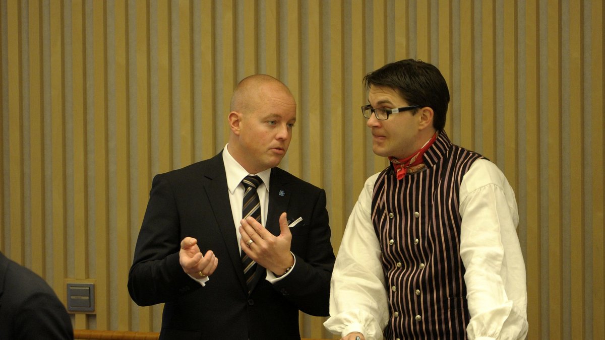 Björn Söder och partiledaren Jimmie Åkesson ska ha varit inblandade i förhandlingar med Almqvist.