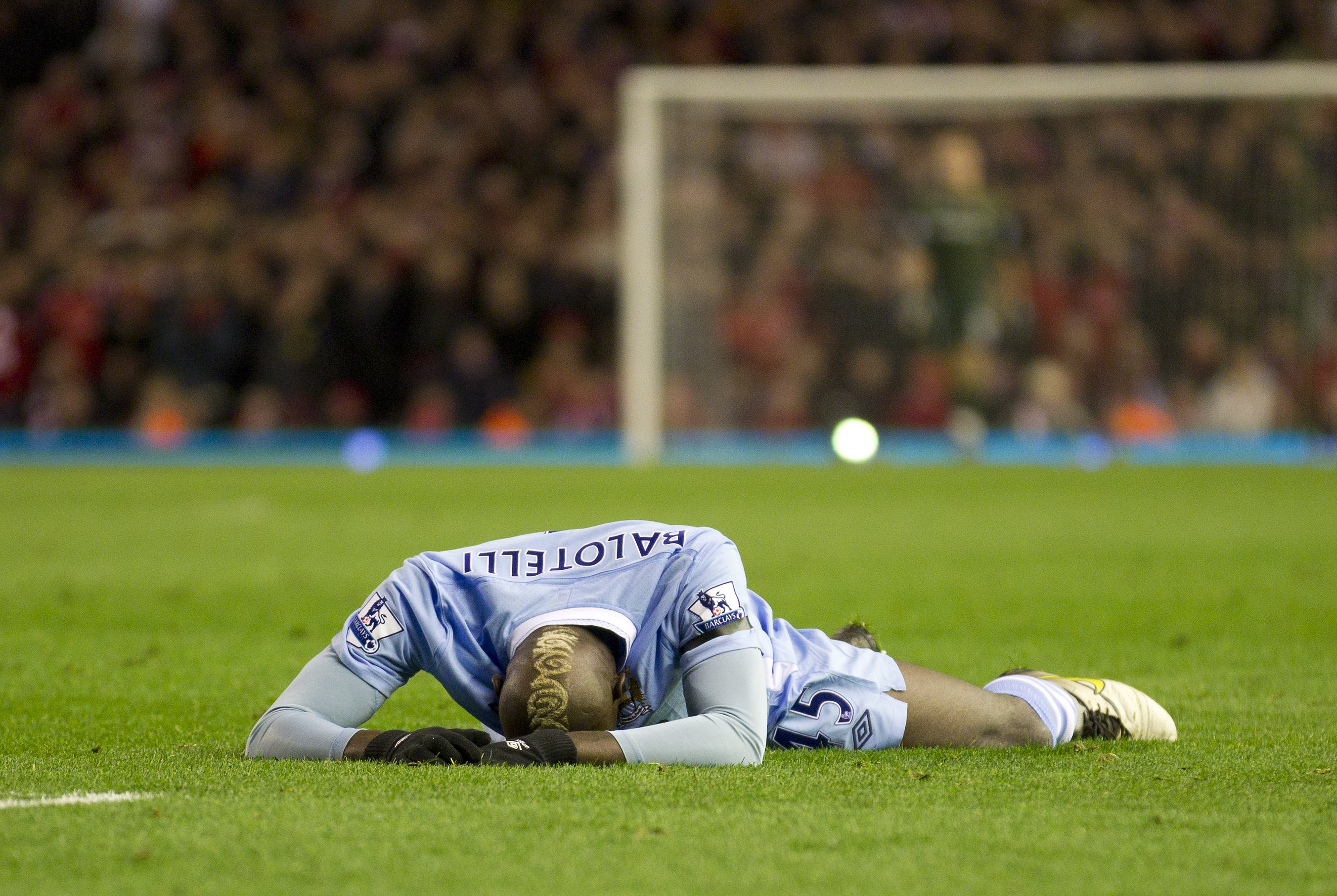 1. RAKETUPPLADDNINGEN. Medan de andra spelarna valde en mer stillsam uppladdning inför säsongens första Manchester-derby laddade Mario Balotelli – genom att skjuta raketer på toaletten. Mario fick fly från sitt brinnande hus och tvingades ta in på ett hot 1. RAKETUPPLADDNINGEN. Medan de andra spelarna valde en mer stillsam uppladdning inför säsongens första Manchester-derby laddade Mario Balotelli – genom att skjuta raketer på toaletten. Mario fick fly från sitt brinnande hus och tvingades ta in på ett hot
