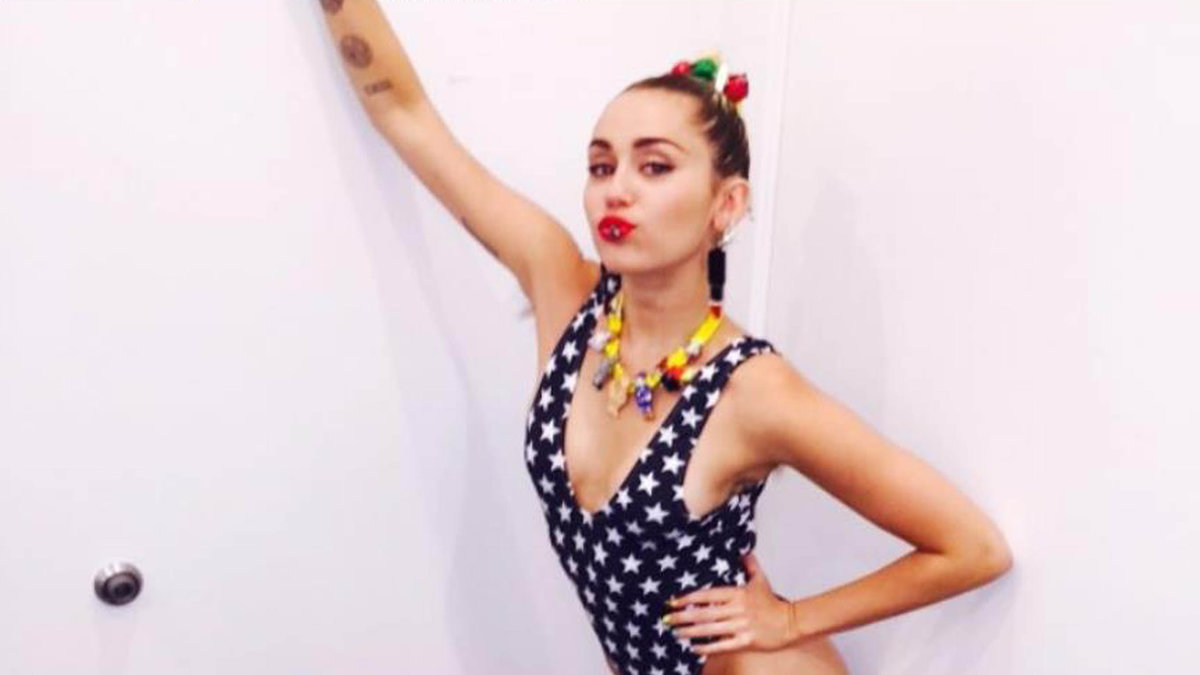 Så här ser det ut när riktiga Miley Cyrus tar baddräktsselfies. 