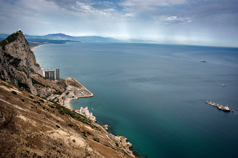 Utsikt över Gibraltarbukten 2022, då ett fraktfartyg kolliderade med en LNG-tanker i viken och orsakade ett utsläpp.
