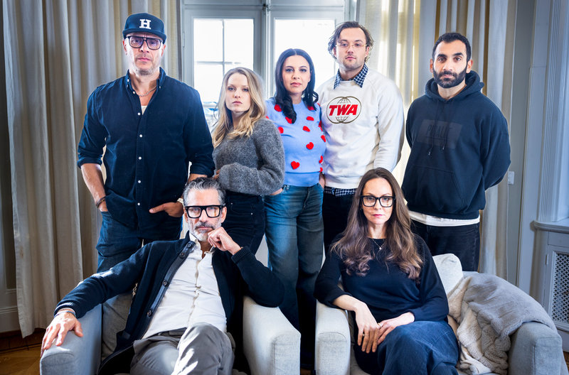 Skådespelarna i "Hundarna": Björn Bengtsson, Tiril Wishman, Dona Hariri, Kit Walker Johansson och Arvin Kananian, framför Jens Lapidus, som står för originalidén och regissören Lisa Linnertorp.