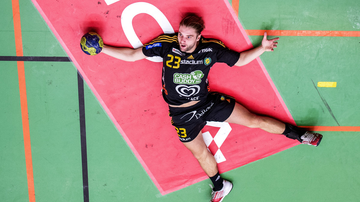 Viktor Ottosson, Sävehof, ligger kvar på golvet efter en närkamp.
