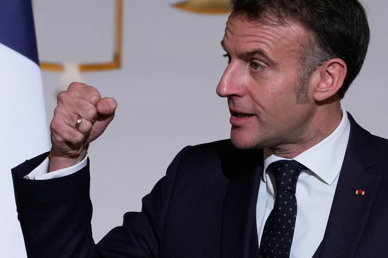 Frankrikes president Emmanuel Macron talar på Élyséepalatset i Paris den 8 januari.