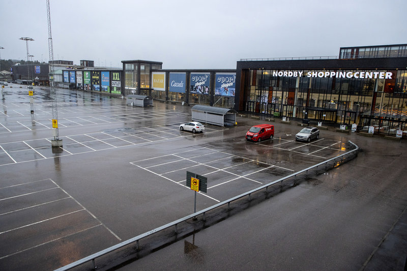 Så här såg det ut i december 2020 utanför Nordby shoppingcenter. Men nu börjar parkeringarna fyllas upp igen. Arkivbild.