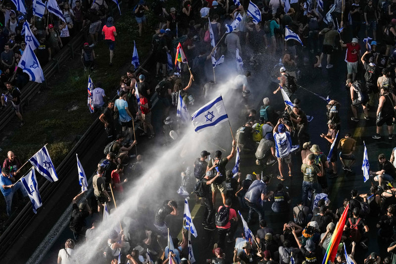 Israelisk polis avfyrar vattenkanoner mot demonstranter i i Jerusalem.