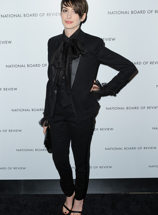 Anne Hathaway är begravnignsklädd. Och vad är grejen med rosetten? Anne Hathaway är begravnignsklädd. Och vad är grejen med rosetten?