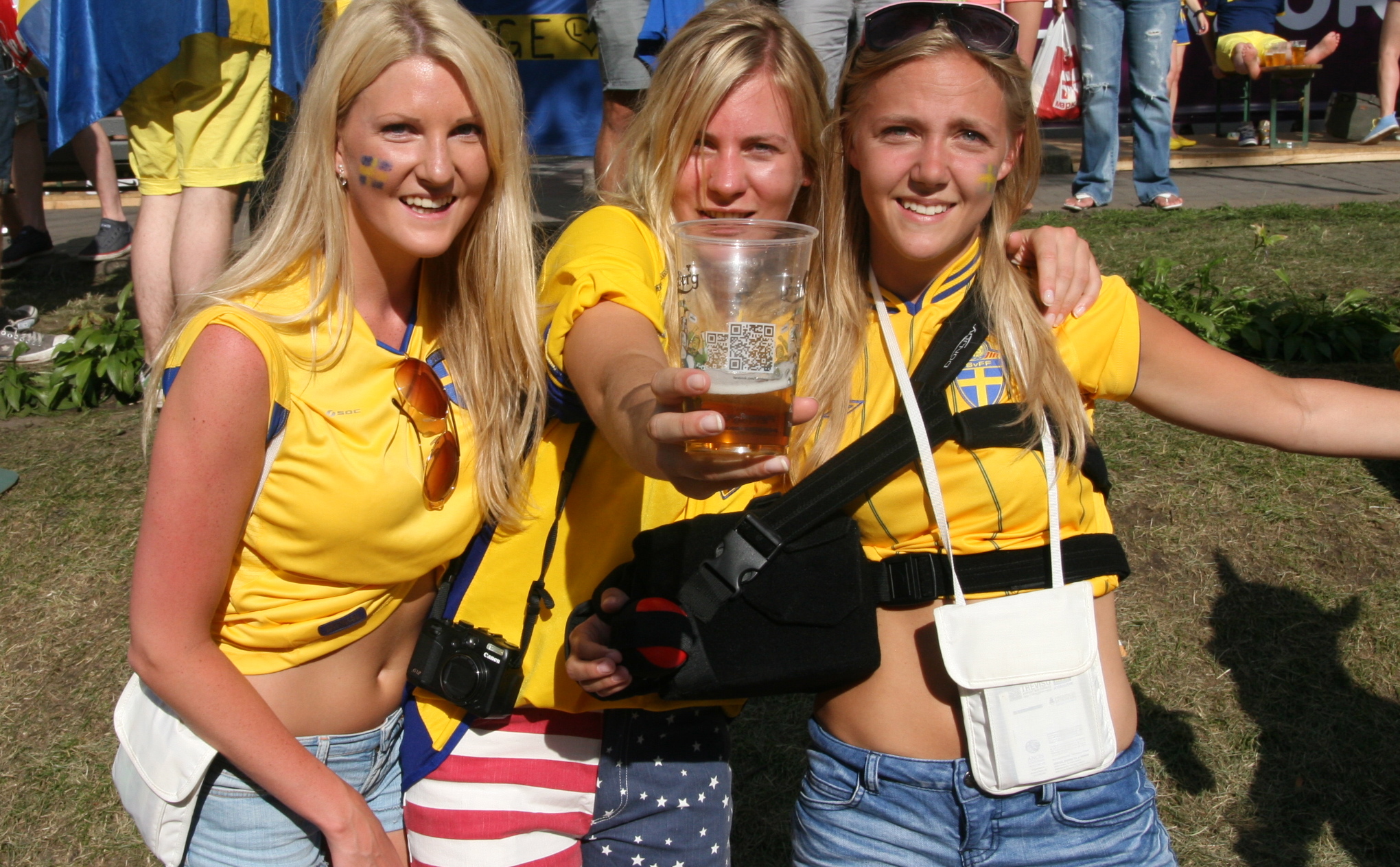 Helena Brolin, Caroline Andersson och Sanna Brolin tror på svenskvinst.