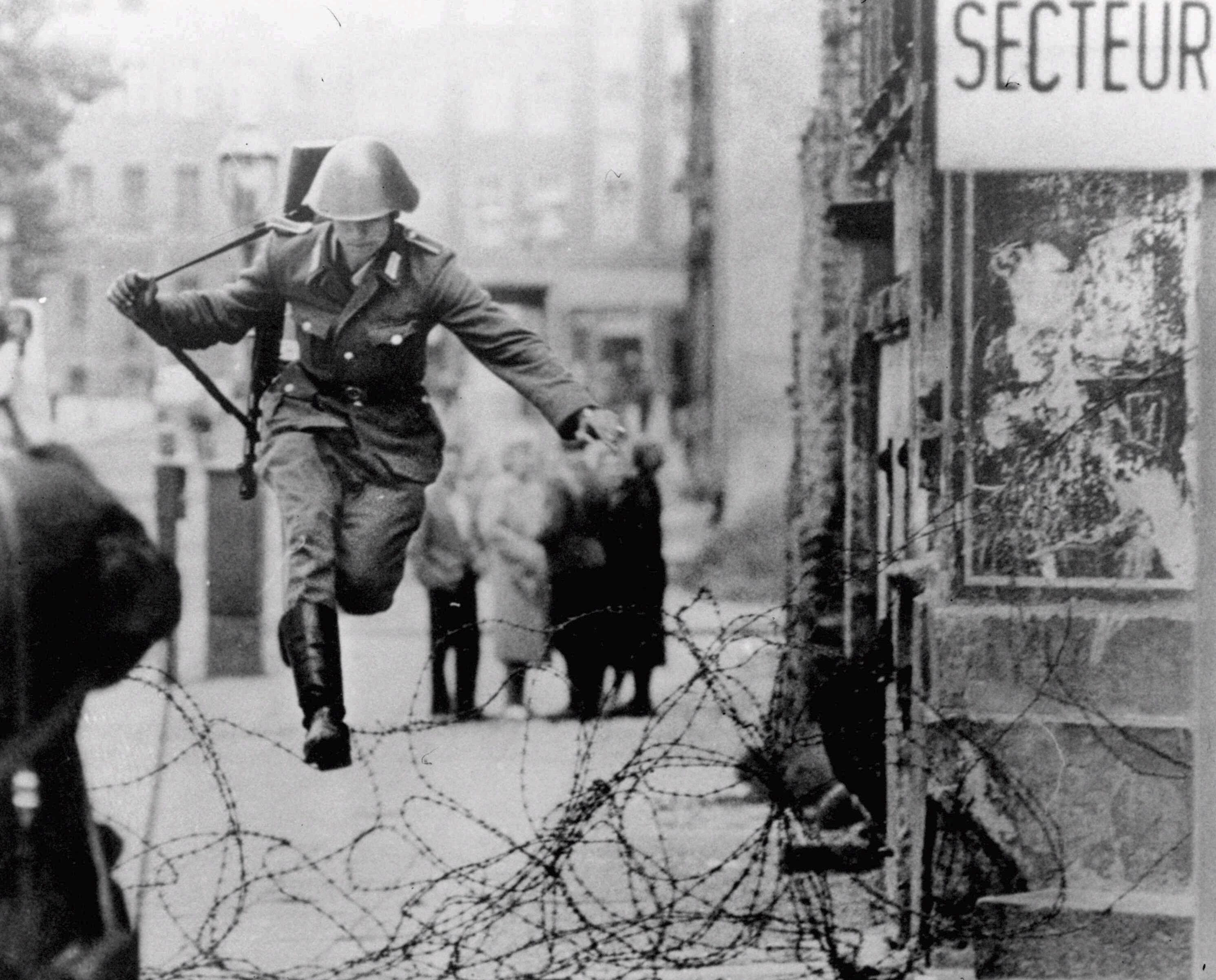 Det världskända "frihetshoppet" när den östtyske soldaten Hans Conrad Schumann hoppar över taggtråden från öst- till väst-Berlin den där sommaren 1961. 
