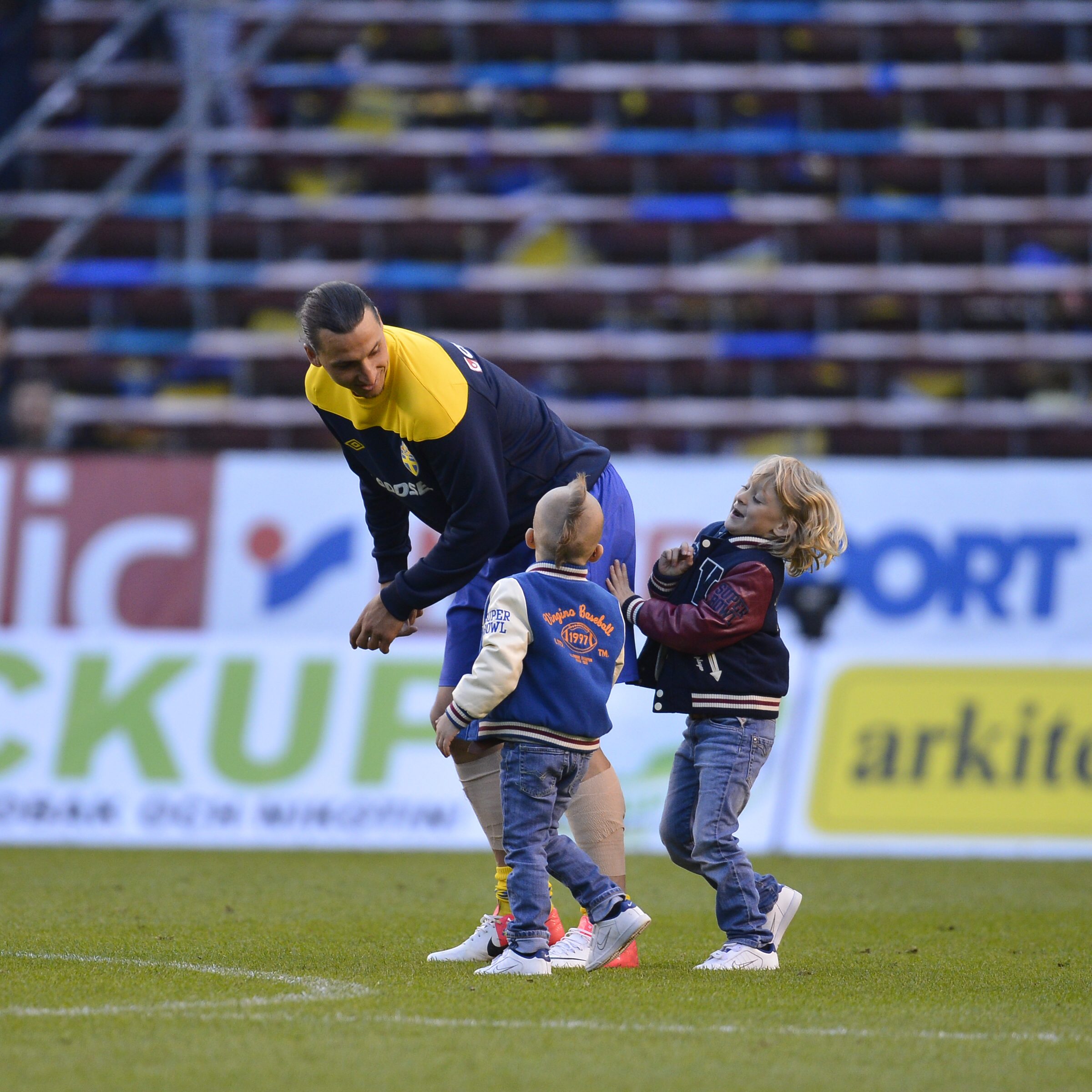 Zlatan uppvaktas av två unga fans. Zlatan uppvaktas av två unga fans.