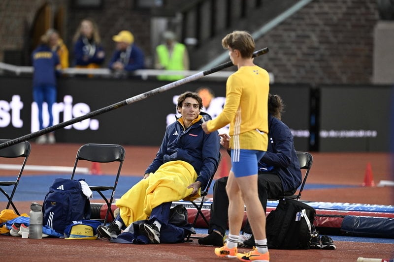 Armand Duplantis fick vänta länge innan han klev in i stavhoppstävlingen.