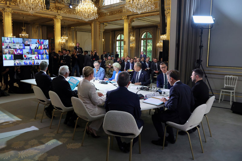 Runt bordet i Paris deltog bland andra Danmarks statsminister Mette Frederiksen, USA:s sändebud Steve Witkoff och EU-kommissionens ordförande Ursula von der Leyen.