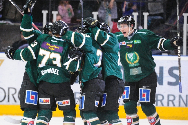 Så här glada blev Färjestad-spelarna efter 5-2-segern mot mästarna HV71. Så här glada blev Färjestad-spelarna efter 5-2-segern mot mästarna HV71.