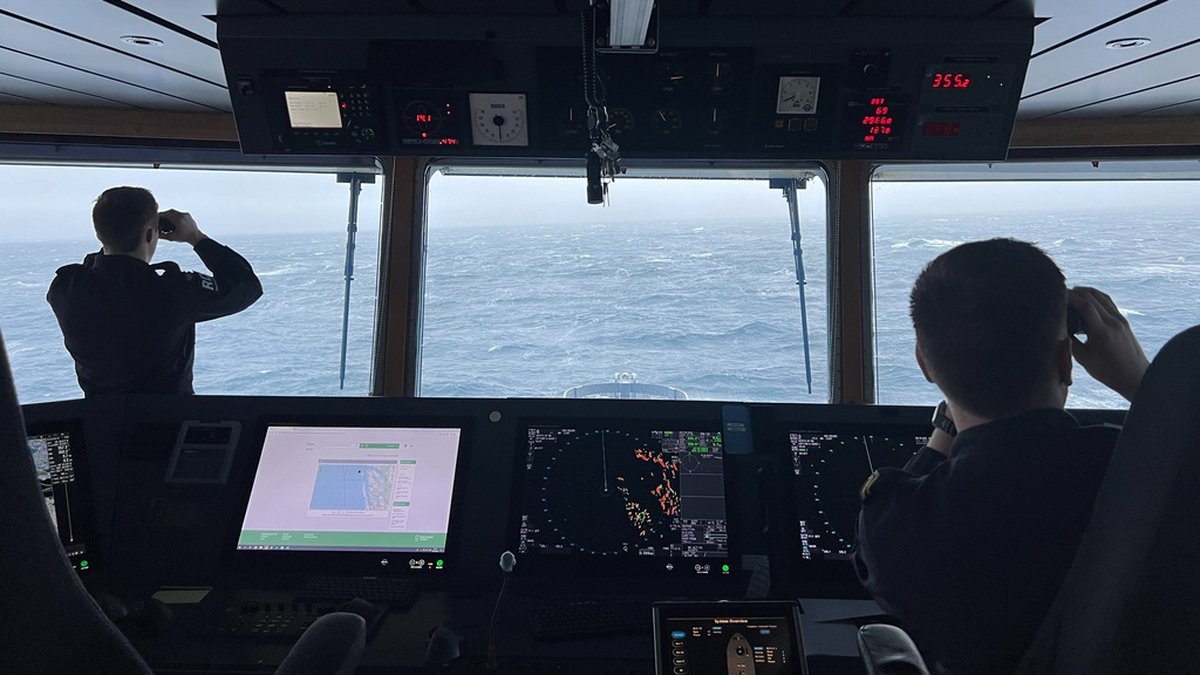 Norska kustbevakningen deltog i räddningsarbetet efter helikopterolyckan i Bergen i går.