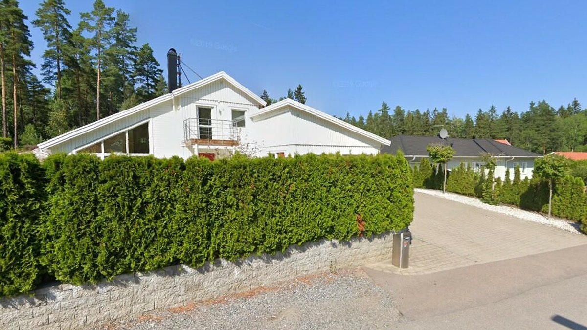 Denna Google Street View-bild visar var Beckasinvägen 9 i Eskilstuna är belägen. Fastigheten bytte ägare i januari 2021, när de nya ägarna tog över fastigheten för 6 200 000 kronor. 