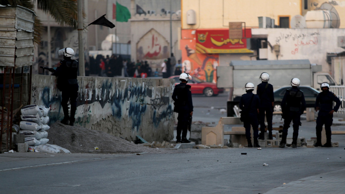 Säkerhetspoliser på spaning i en bahrainsk by.