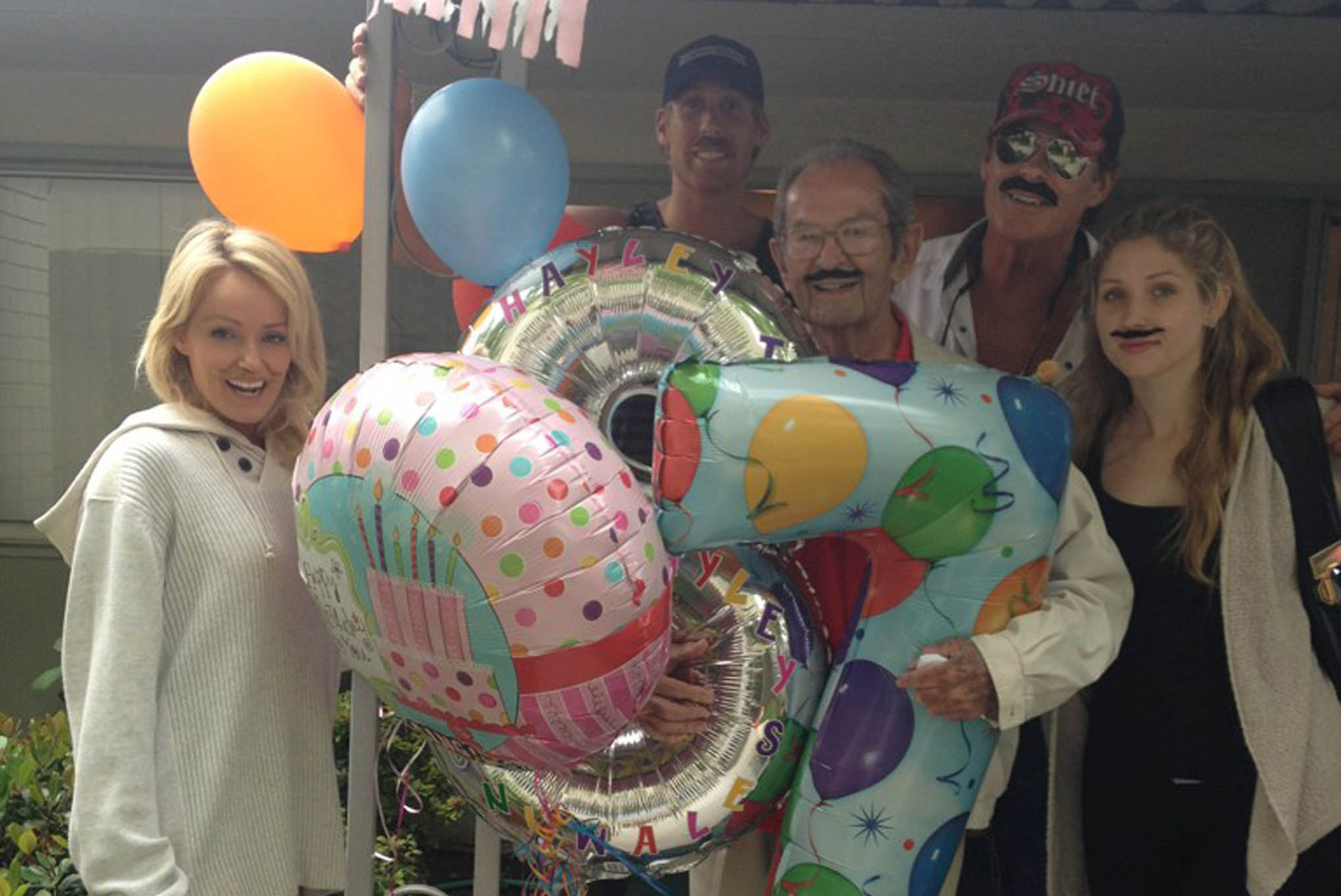 David Hasselhoff firar att farsan fyllt 87 år - med mustasch och ballonger. 
