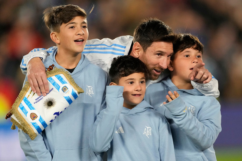 Lionel Messi med sina söner inför VM-kvalet mot Venezuela.