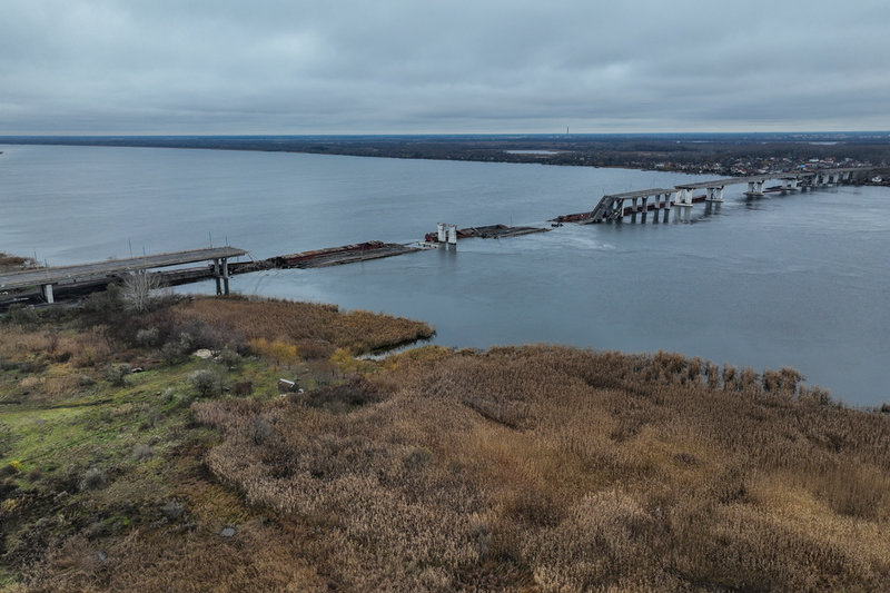 Den skadade Antonivskyjbron i Cherson över floden Dnepr fotograferad i slutet av november. Den utgjorde den största vägen över Dnepr, men förstördes i samband med Rysslands reträtt till den andra stranden.