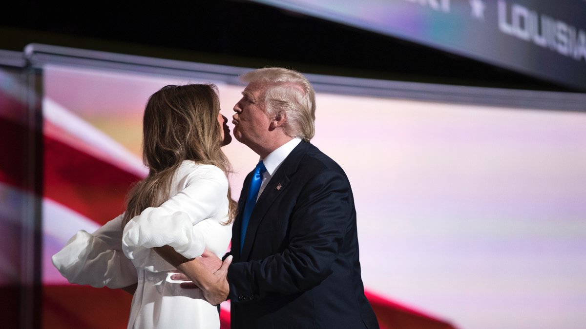 Det blev en puss mellan de äkta makarna Trump.