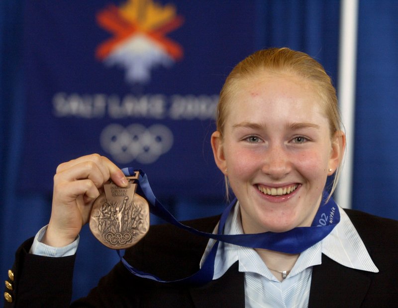 Kim Martin Hasson med sin bronsmedalj efter OS 2002 i Salt Lake City. Foto: Jonas Ekströmer/TT 