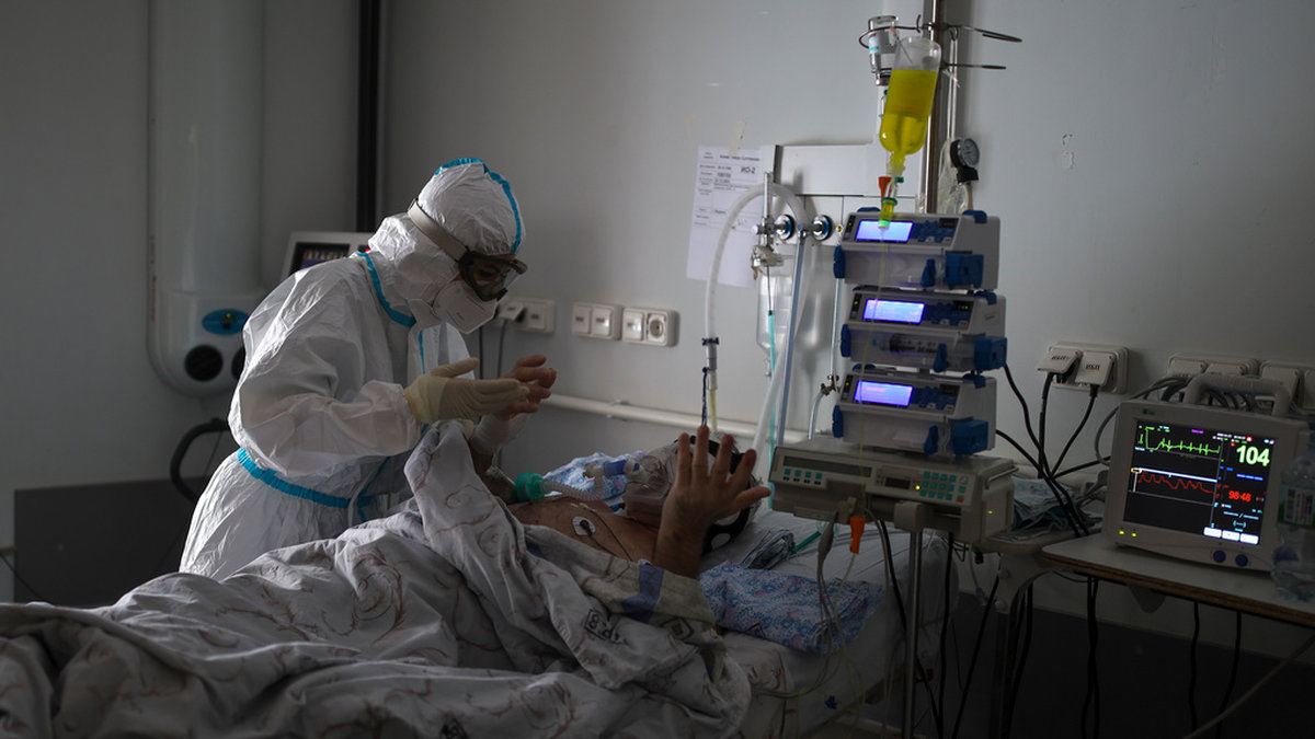 En covidpatient behandlas på ett sjukhus i Krasnodar i södra Ryssland. Coronapandemin är en orsak till att befolkningen minskar, men inte den enda.