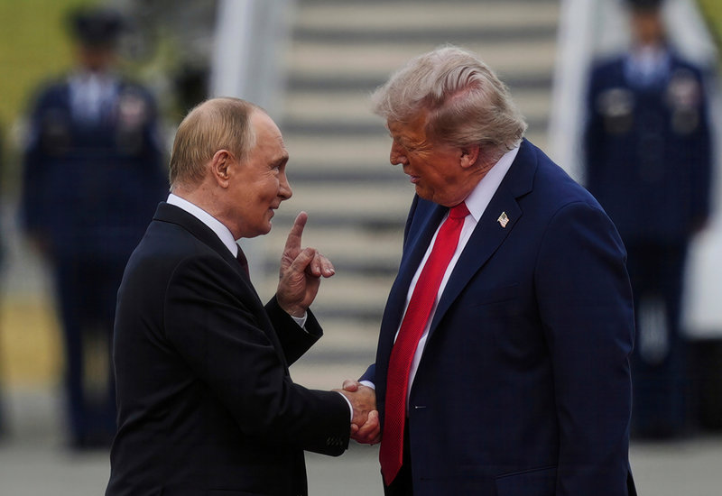 USA:s president Donald Trump hälsar Rysslands Vladimir Putin välkommen till toppmötet i Anchorage, Alaska, den 15 augusti.