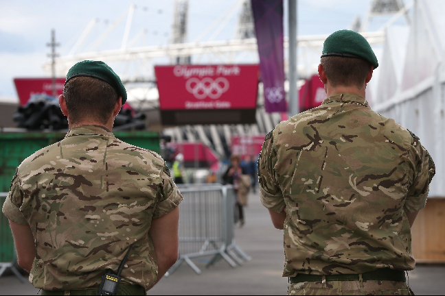 Soldater utanför OS-arenan.