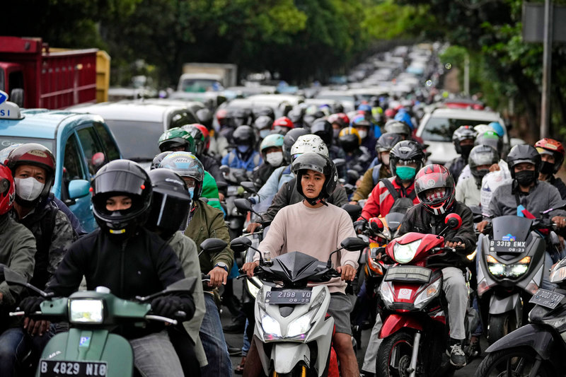 Trafiksituationen i Jakarta, vars storstadsområde har 30 miljoner invånare, är på många platser extremt svår.