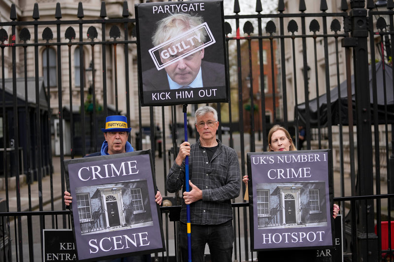 'Skyldig', 'Brottsplats nummer ett', 'Sparka ut honom'. Demonstranter utanför grindarna till Downing street i London på onsdagen.