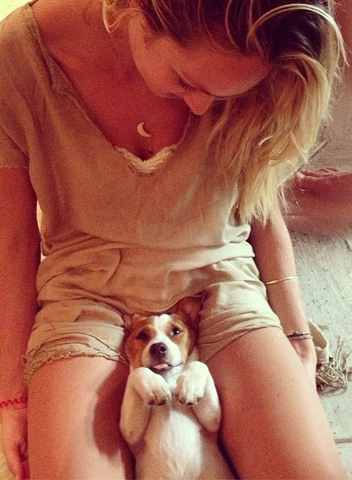 Candice lekte med en hund. Candice lekte med en hund.