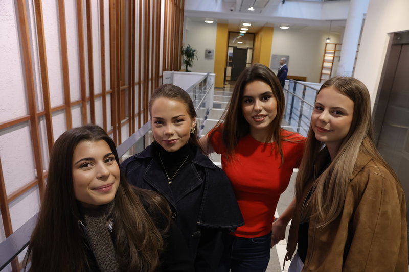 Gymnasiekompisar som följer rättegången på plats, från vänster Thea Dyrhaug, Beatrice Karlsen, Miriam Skogman och Ane Wolden.