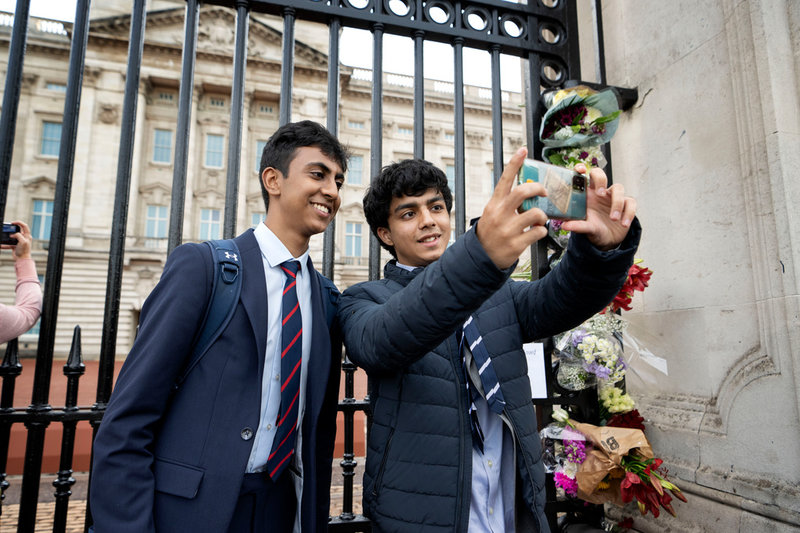 Dylan och Ryan, 16 år, lägger blommor utanför Buckingham Palace.