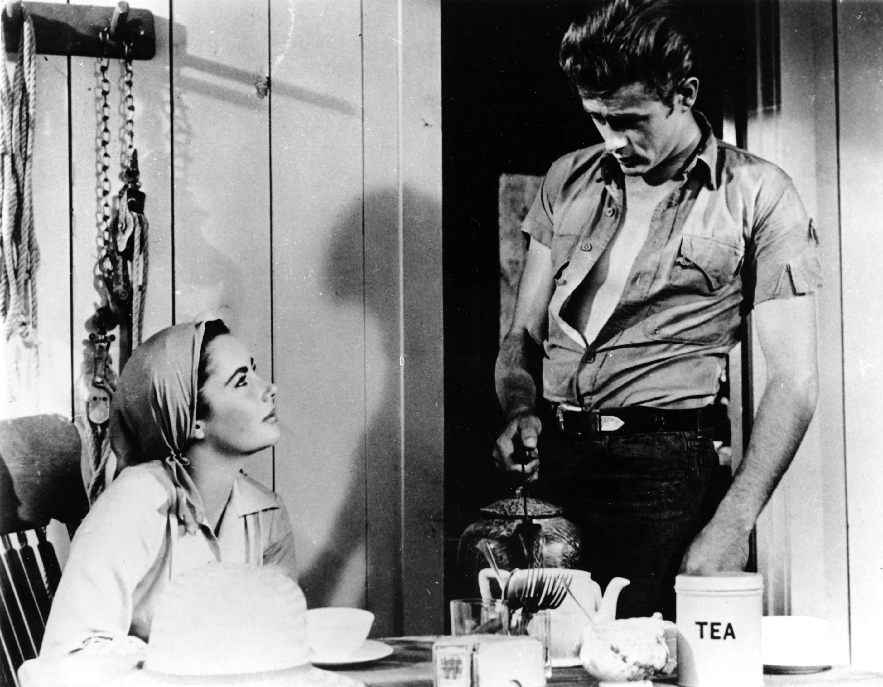Elva år gammal gjorde Taylor filmdebut 1943 i ”There's One Born Every Minute” och blev snart barnstjärna i Hollywood. Här är hon tillsammans med James Dean. Elva år gammal gjorde Taylor filmdebut 1943 i ”There's One Born Every Minute” och blev snart barnstjärna i Hollywood. Här är hon tillsammans med James Dean.