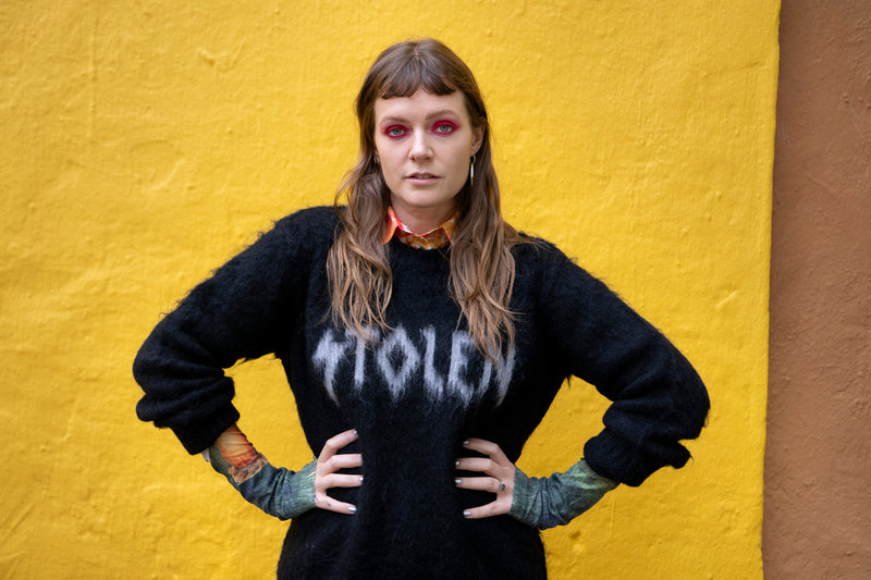 Tove Lo bor i Los Angeles sedan 2017. Där har hon köpt ett hus, som hon målat rosa och delar med sin make, ett gäng kompisar och en hund. 'Jag trivs väldigt bra i LA, det är annorlunda, men jag älskar det', säger hon.