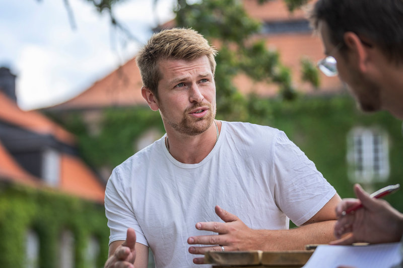 "Är det något jag tar med mig är det framför allt vikten av att bygga relationer med eleverna. Det är viktigare än det mesta", säger Fredrik Waldur, 29, om vad deltagarna lär sig på introduktionsutbildningen från Teach for Sweden. 