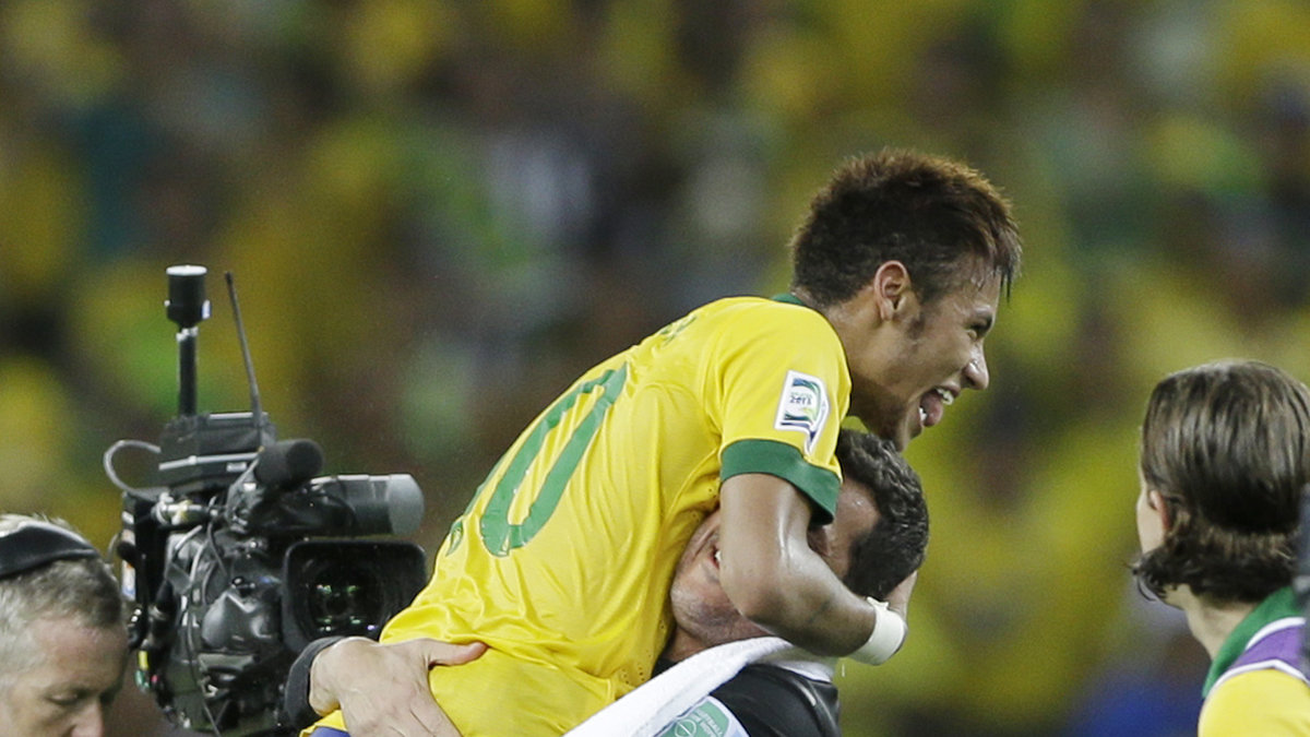 Tidigare på dagen slog Brasilien tillbaka Mexiko. Här firar César segern med superstjärnan Neymar.