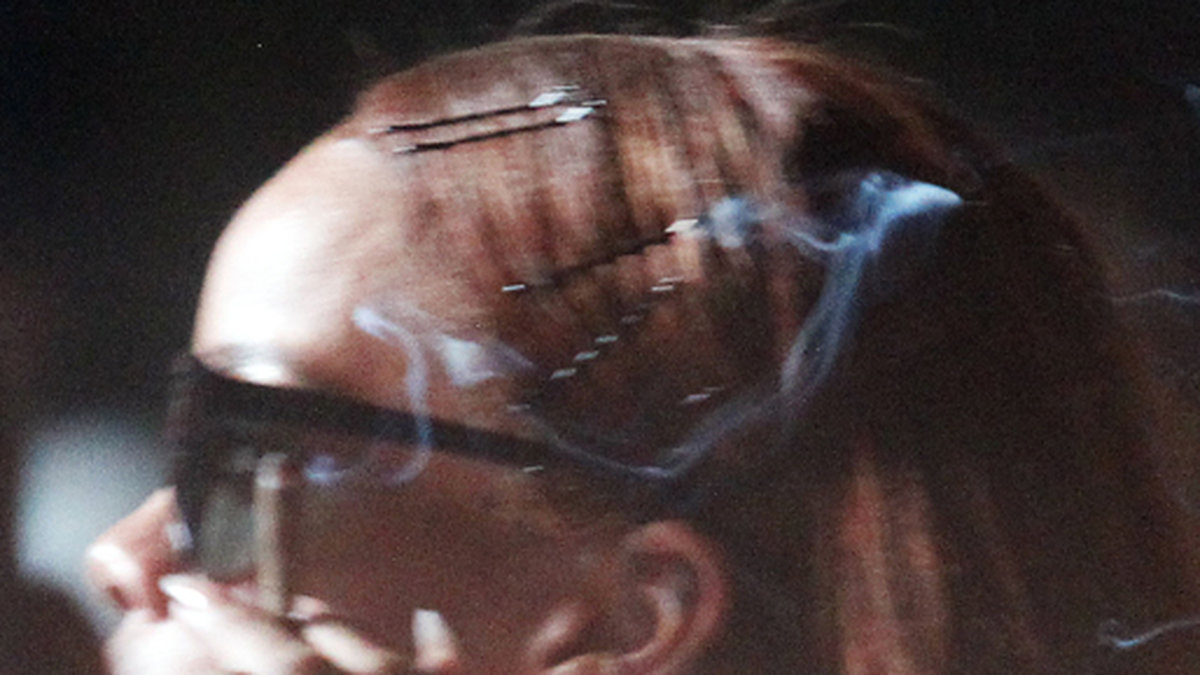 Rihanna röker en joint på Coachellafestivalen i helgen.