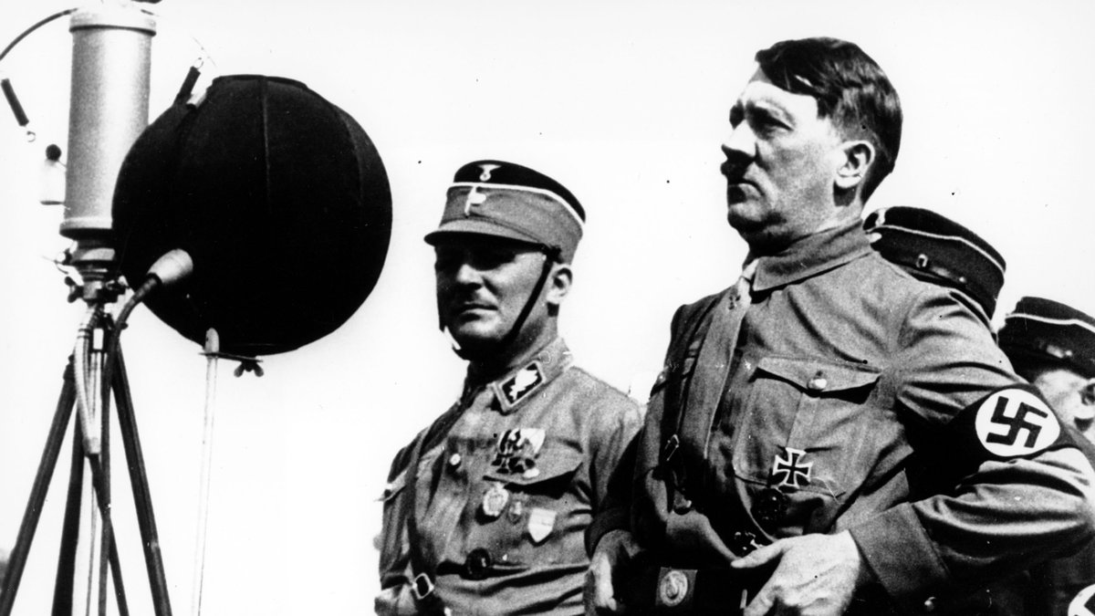 Inspelningsteamet söker en ung och en äldre Hitler.
