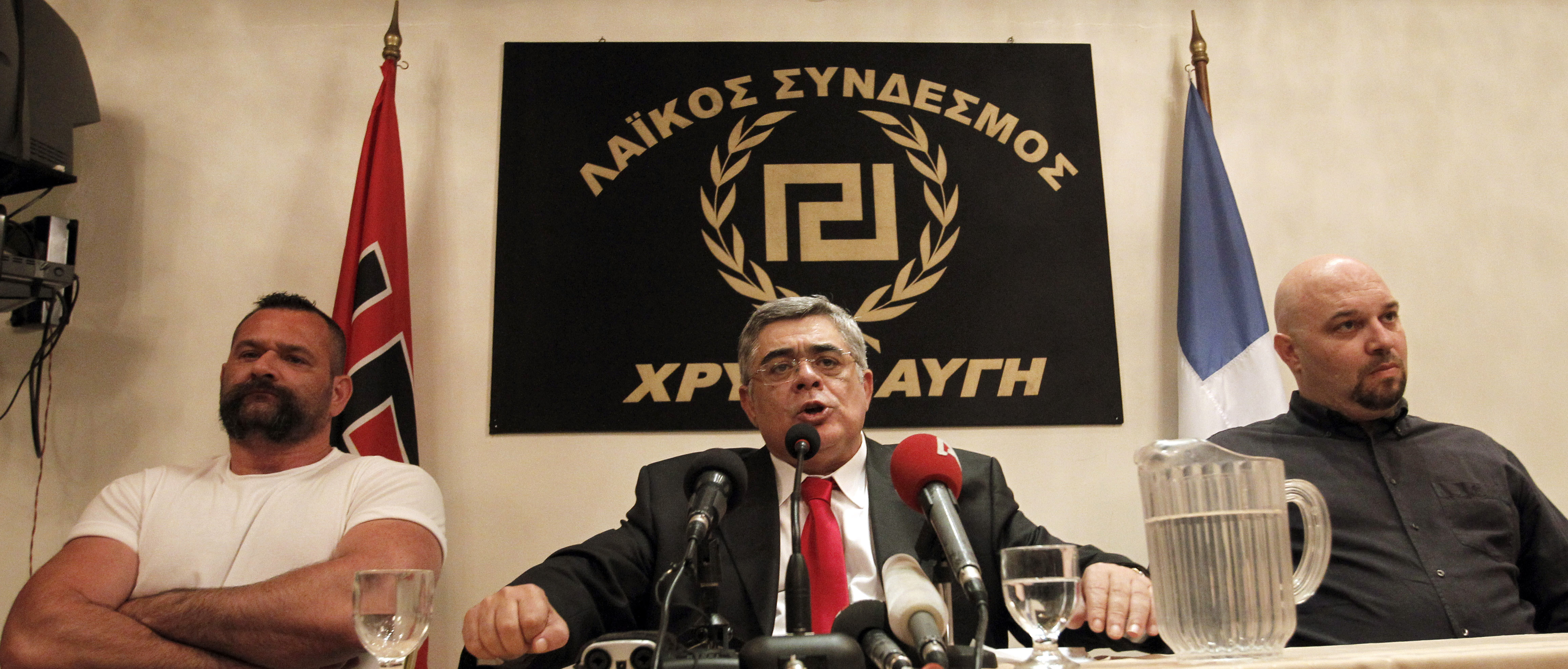 Det nazista partiets symbol påminner om svastikan som Hitler anammade till sitt nazistparti. 
