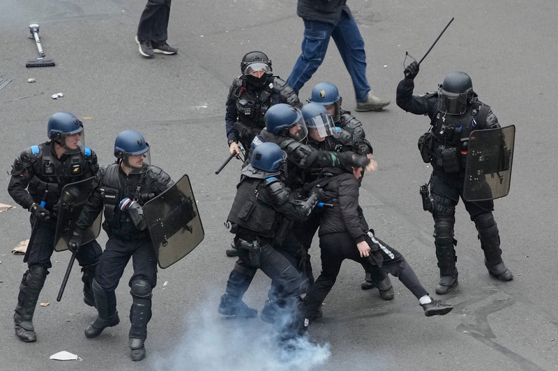 Kravallpolis och demonstranter drabbar samman i Paris.