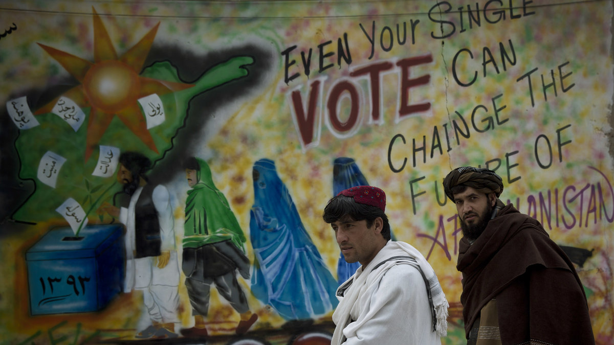 I april hölls det första demokratiska presidentvalet i Afghanistans historia. Hurra!